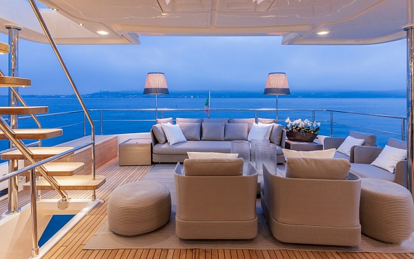 Аренда мегаяхты Ferretti Yachts - YVONNE во Франции - чилаут на корме